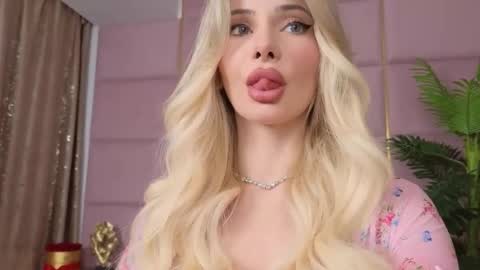 Snapshot of eleineblue chatting on 3, 10, 2025 Eleine online show from 3, 10, 2025