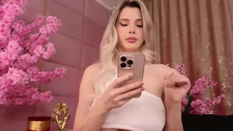 Snapshot of eleineblue chatting on 1, 12, 2025 Eleine online show from 1, 12, 2025