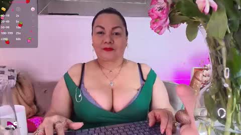 Snapshot of elenna_boobs_ chatting on 8, 10, 2025 elenna_boobs_ online show from 8, 10, 2025