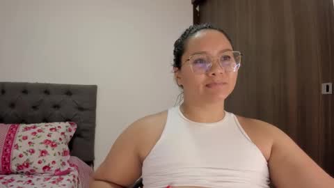 Snapshot of elisa_connors18 chatting on 2, 10, 2025 online show from 2, 10, 2025