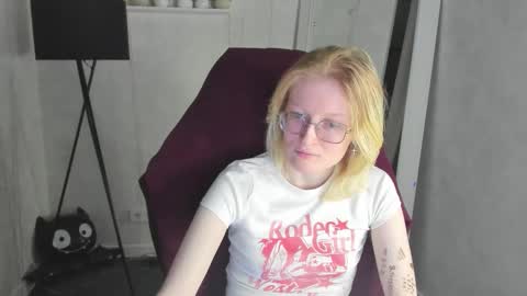 Snapshot of elizabeth_harpper chatting on 4, 12, 2025 Elizabeth online show from 4, 12, 2025