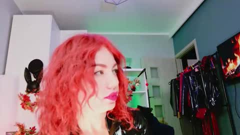Snapshot of ella_kross chatting on 4, 10, 2025 ella_kross online show from 4, 10, 2025