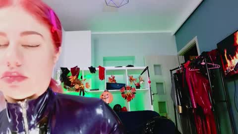 Snapshot of ella_kross chatting on 9, 10, 2025 ella_kross online show from 9, 10, 2025