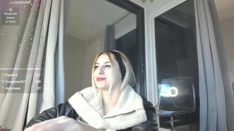 Snapshot of ella_vee chatting on 31, 10, 2025 ella_vee online show from 31, 10, 2025