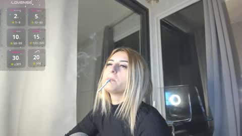 Snapshot of ella_vee chatting on 13, 11, 2025 ella_vee online show from 13, 11, 2025