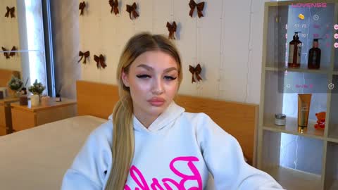 Snapshot of ellamilla chatting on 24, 12, 2024 ellamilla online show from 24, 12, 2024