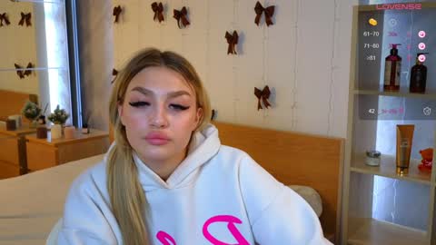 Snapshot of ellamilla chatting on 24, 12, 2024 ellamilla online show from 24, 12, 2024