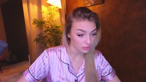 Snapshot of ellamilla chatting on 7, 1, 2025 ellamilla online show from 7, 1, 2025