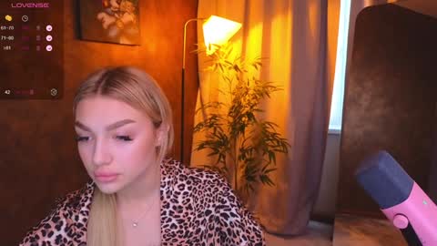 Snapshot of ellamilla chatting on 14, 1, 2025 ellamilla online show from 14, 1, 2025