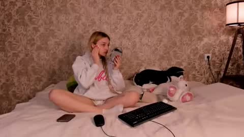 Snapshot of ellamilla chatting on 4, 3, 2025 ellamilla online show from 4, 3, 2025