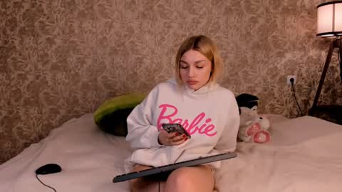 Snapshot of ellamilla chatting on 4, 3, 2025 ellamilla online show from 4, 3, 2025