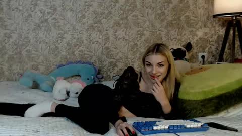 Snapshot of ellamilla chatting on 5, 12, 2025 ellamilla online show from 5, 12, 2025