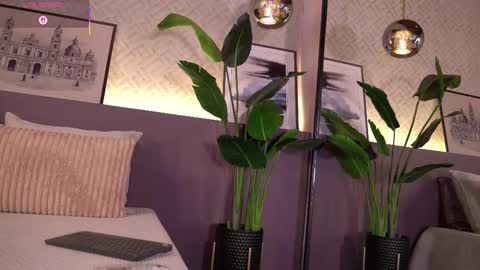 Snapshot of ellediane chatting on 4, 12, 2025 Elle Diane online show from 4, 12, 2025