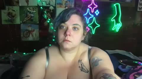 Snapshot of ellielouise11 chatting on 5, 1, 2025 Ellie Louise online show from 5, 1, 2025