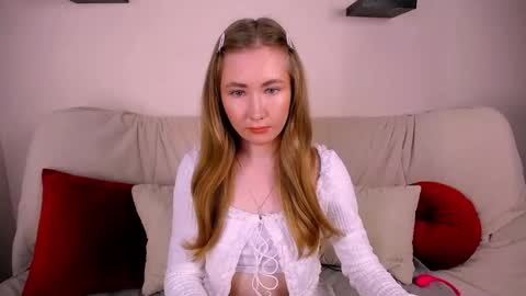 Snapshot of ellycolins chatting on 11, 11, 2025 Elly online show from 11, 11, 2025