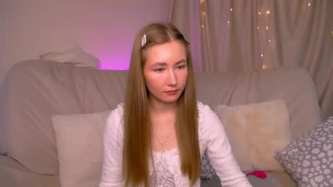 Snapshot of ellycolins chatting on 13, 11, 2025 Elly online show from 13, 11, 2025