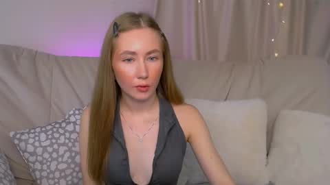 Snapshot of ellycolins chatting on 19, 11, 2025 Elly online show from 19, 11, 2025