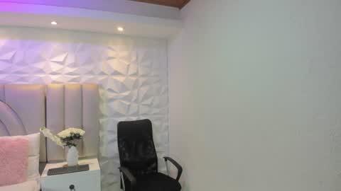 Snapshot of ellye_evans_ chatting on 11, 7, 2026 Ellye online show from 11, 7, 2026