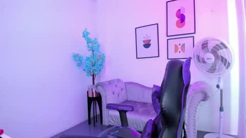 Snapshot of ema_louisx chatting on 19, 1, 2025 Ema louisx online show from 19, 1, 2025