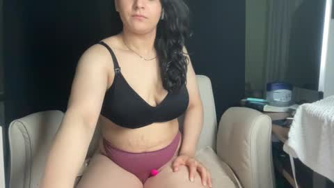 Snapshot of ema_lov3 chatting on 10, 11, 2025 Ema Love online show from 10, 11, 2025