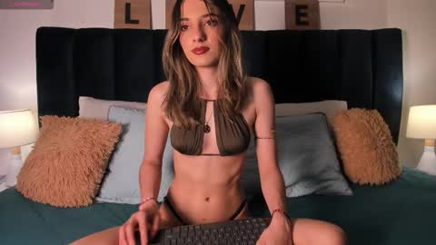 Snapshot of ema_porcaroli chatting on 26, 11, 2025 Ema online show from 26, 11, 2025