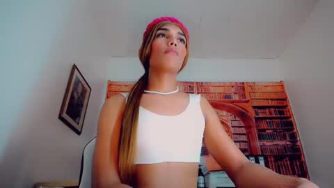 Snapshot of emeli_roushot chatting on 13, 1, 2025 Emeli online show from 13, 1, 2025