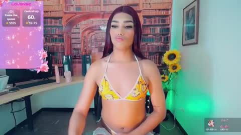 Snapshot of emeli_roushot chatting on 13, 10, 2025 Emeli online show from 13, 10, 2025
