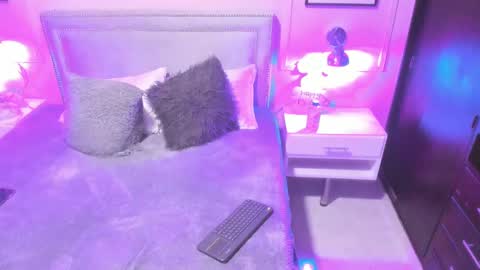 Snapshot of emelie_ch_ chatting on 12, 1, 2025 Emily online show from 12, 1, 2025