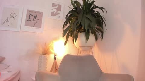 Snapshot of emely_deluxe chatting on 7, 3, 2025 Emely online show from 7, 3, 2025