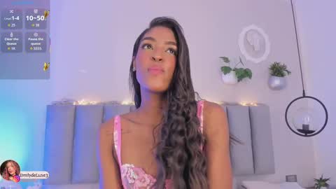 Snapshot of emely_deluxe chatting on 18, 9, 2025 Emely online show from 18, 9, 2025