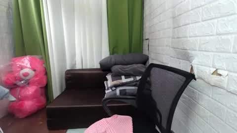 Emely online show from 1, 2, 2025