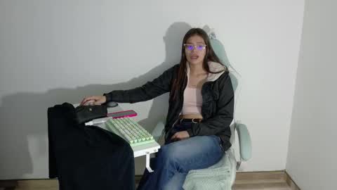 Snapshot of emerald_sparkles chatting on 1, 12, 2025 sabrina online show from 1, 12, 2025