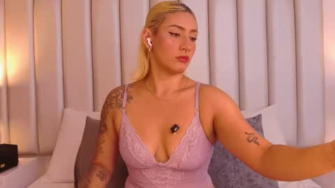 Snapshot of emiily_roberts1 chatting on 27, 11, 2025 EMILY ROBERTS online show from 27, 11, 2025