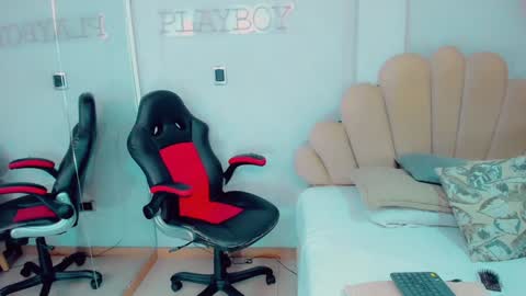 EmillySaenz online show from 23, 12, 2024