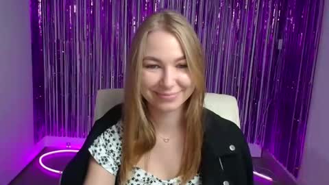 Snapshot of emilia_ilia chatting on 23, 9, 2025 Emilia online show from 23, 9, 2025