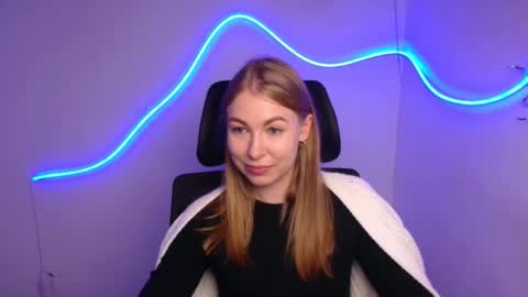 Snapshot of emilia_ilia chatting on 9, 10, 2025 Emilia online show from 9, 10, 2025