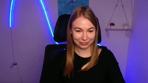 Snapshot of emilia_ilia chatting on 12, 10, 2025 Emilia online show from 12, 10, 2025