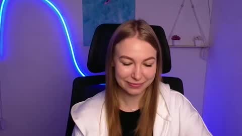 Snapshot of emilia_ilia chatting on 20, 10, 2025 Emilia online show from 20, 10, 2025