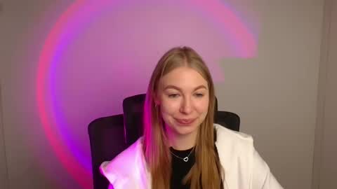 Snapshot of emilia_ilia chatting on 25, 10, 2025 Emilia online show from 25, 10, 2025