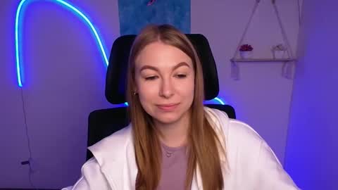 Snapshot of emilia_ilia chatting on 4, 11, 2025 Emilia online show from 4, 11, 2025