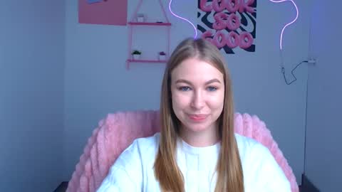 Snapshot of emilia_ilia chatting on 7, 11, 2025 Emilia online show from 7, 11, 2025