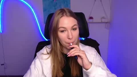 Snapshot of emilia_ilia chatting on 12, 11, 2025 Emilia online show from 12, 11, 2025