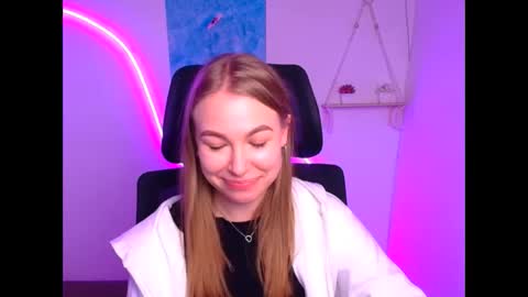 Snapshot of emilia_ilia chatting on 16, 11, 2025 Emilia online show from 16, 11, 2025