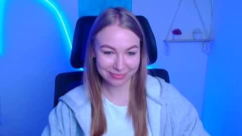 Snapshot of emilia_ilia chatting on 4, 12, 2025 Emilia online show from 4, 12, 2025