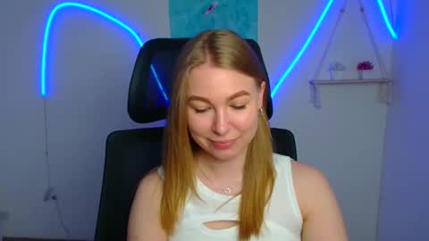 Snapshot of emilia_ilia chatting on 19, 5, 2026 Emilia online show from 19, 5, 2026