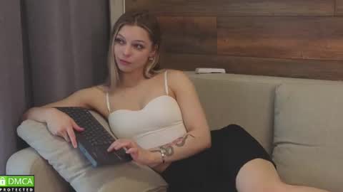 Snapshot of emilielong chatting on 21, 6, 2026 emilielong online show from 21, 6, 2026