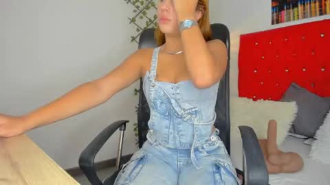 Snapshot of emily__dee chatting on 4, 5, 2026 Emily online show from 4, 5, 2026