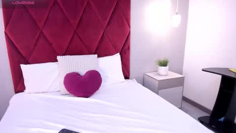 emily_clarkk_ online show from 20, 3, 2026