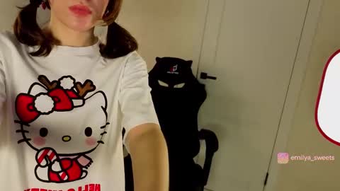 Snapshot of emily_sweetts chatting on 14, 12, 2025 emily_sweetts online show from 14, 12, 2025