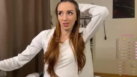 Snapshot of emily_w0w_ chatting on 23, 11, 2025 Lia online show from 23, 11, 2025